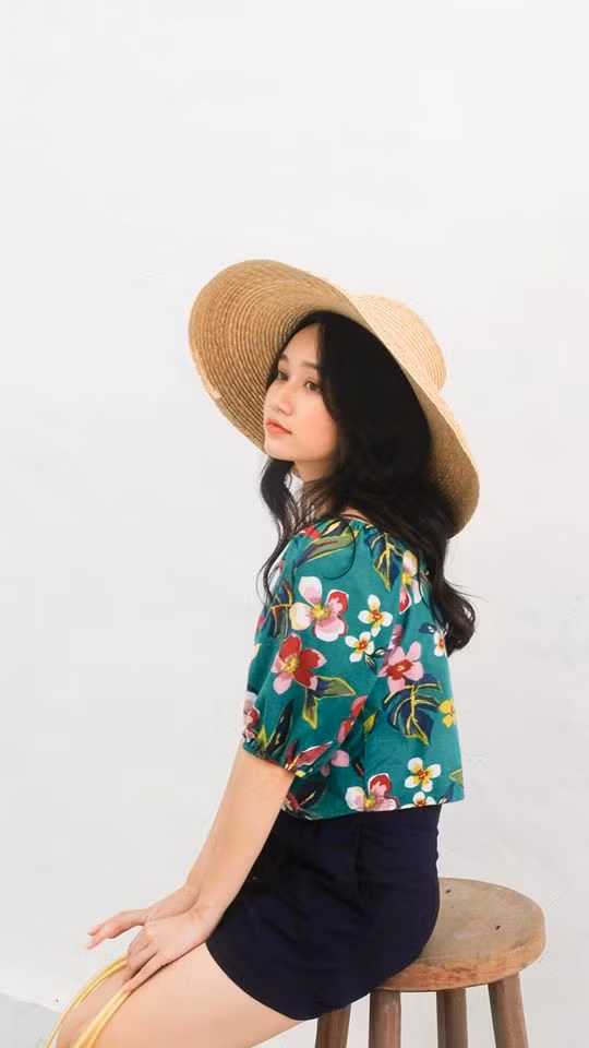 Cô sở hữu gương mặt bầu bĩnh, đáng yêu với hai lúm đồng tiền, chiếc mũi thanh thoát và môi hình trái tim, đặt biệt là đôi mắt 