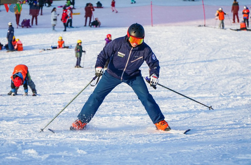 Để có thể tự tin lướt đi giữa khung cảnh tuyết trắng, thỏa sức nghe gió lướt qua tai thì bạn cần thời gian để làm quen và tập trung cao độ. Để có thể tự tin lướt đi giữa khung cảnh tuyết trắng, thỏa sức nghe gió lướt qua tai thì bạn cần thời gian để làm quen và tập trung cao độ.