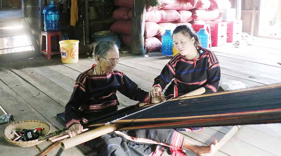  Bà H'Kuch nổi tiếng dệt đẹp nên nhiều phụ nữ trẻ thường tìm đến học dệt. Ảnh: H.T