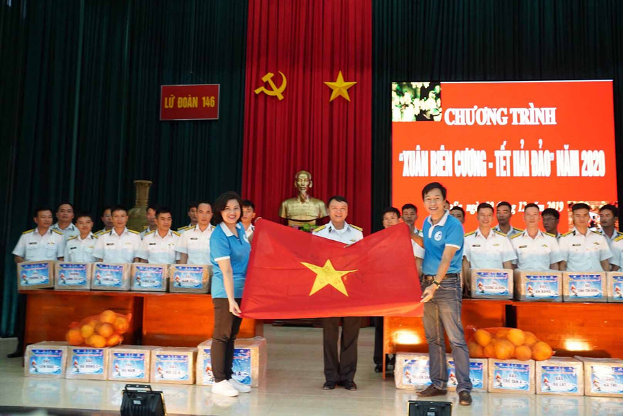 CLB BIển đảo quê hương trao cờ có chữ ký của các tuyển thủ U22 Việt Nam. Ảnh: Nguyễn Diệp