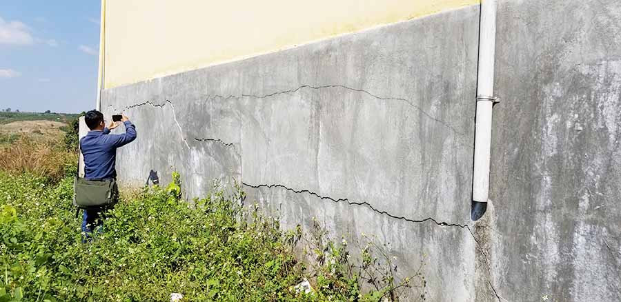  Vết nứt ở móng công trình kéo dài gần 10 m, rộng khoảng 2 cm. Ảnh: C.H