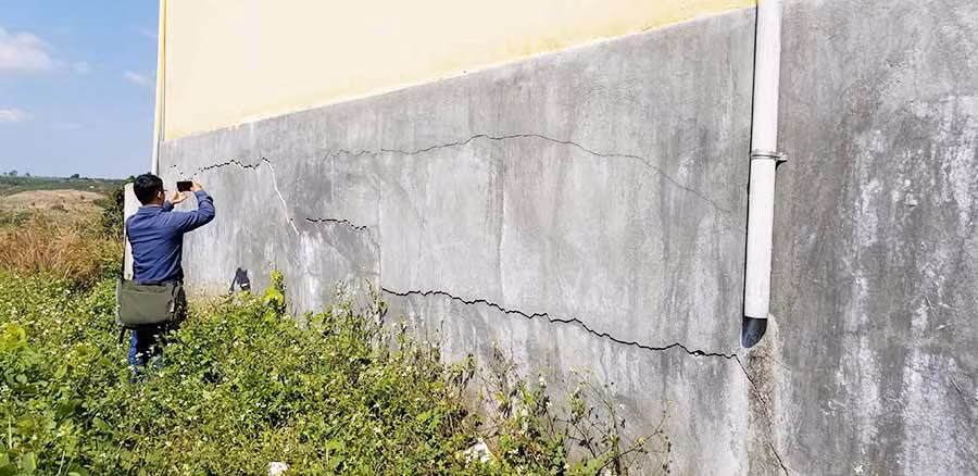  Vết nứt ở móng công trình kéo dài gần 10 m, rộng khoảng 2 cm. Ảnh: C.H