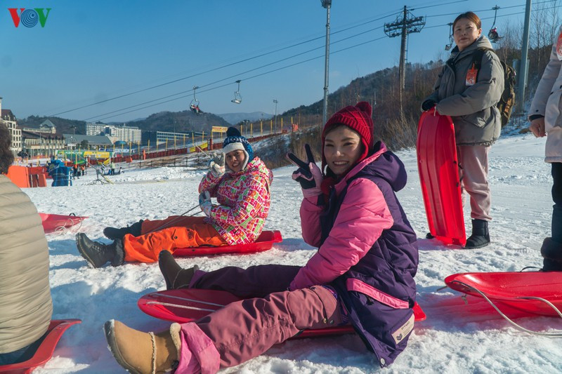 Tại các khu trượt tuyết đều cung cấp đầy đủ quần áo, dụng cụ chuyên dụng với giá từ 20.000 won (khoảng 400.000 đồng) cho trẻ em và 25.000 won với người lớn. Tại các khu trượt tuyết đều cung cấp đầy đủ quần áo, dụng cụ chuyên dụng với giá từ 20.000 won (khoảng 400.000 đồng) cho trẻ em và 25.000 won với người lớn.