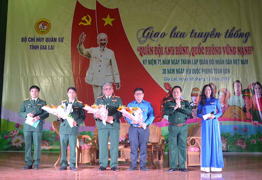  Đại tá Phạm Mạnh Hùng-Phó Chính ủy Bộ Chỉ huy Quân sự tỉnh tặng hoa cho các khách mời đêm giao lưu. Ảnh: A.H