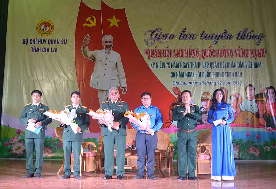  Đại tá Phạm Mạnh Hùng-Phó Chính ủy Bộ Chỉ huy Quân sự tỉnh tặng hoa cho các khách mời đêm giao lưu. Ảnh: A.H