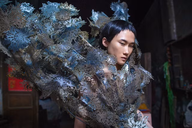 Bức bối dở dang của BST No.5 vẫn ám ảnh và được trở lại trong No.8. Con người bị phụ thuộc và trói buộc bởi các thiết bị công nghệ; chúng ta tắt các giao tiếp thực sự và thuần khiết để những kết nối ảo bủa vây mình.