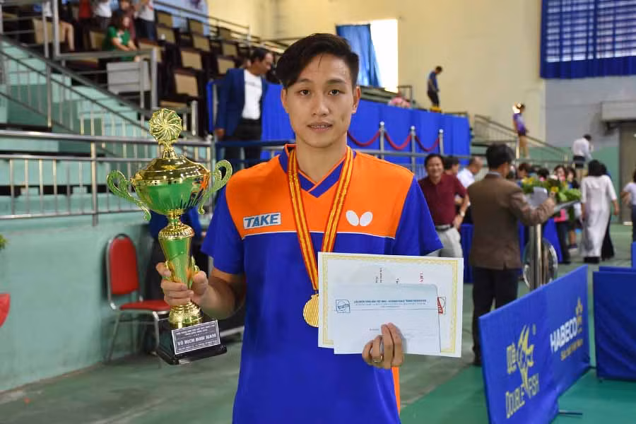 Ở nội dung đơn nam, Nguyễn Anh Tú vượt qua Tạ Hồng Khánh với tỷ số 4-1 để giành huy chương vàng. Ảnh: Hà Phương