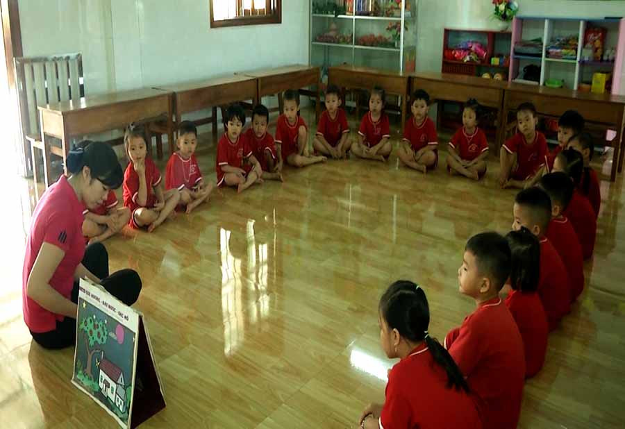  Cô Đinh Thị Lệ và các cháu trong một buổi học. Ảnh: N.A.S