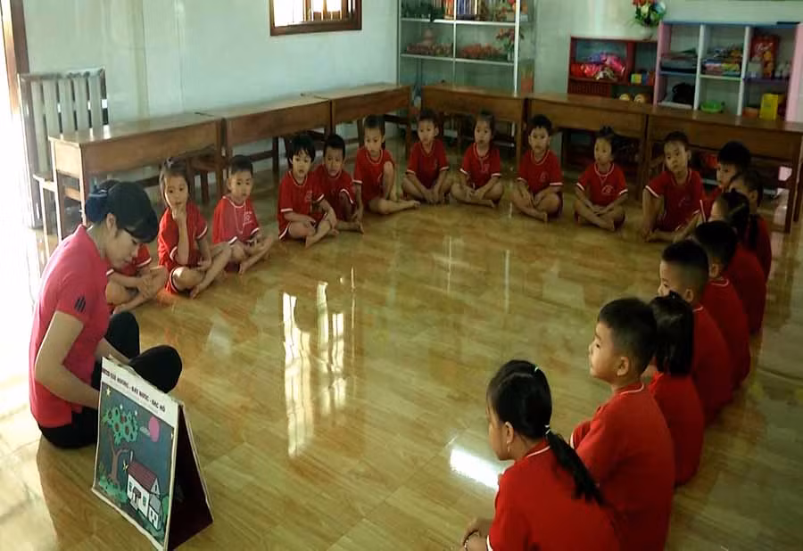  Cô Đinh Thị Lệ và các cháu trong một buổi học. Ảnh: N.A.S