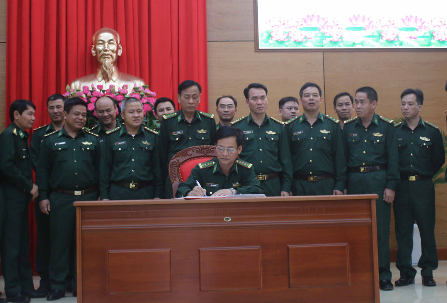 Các đơn vị ký kết thi đua. Ảnh: Anh Huy