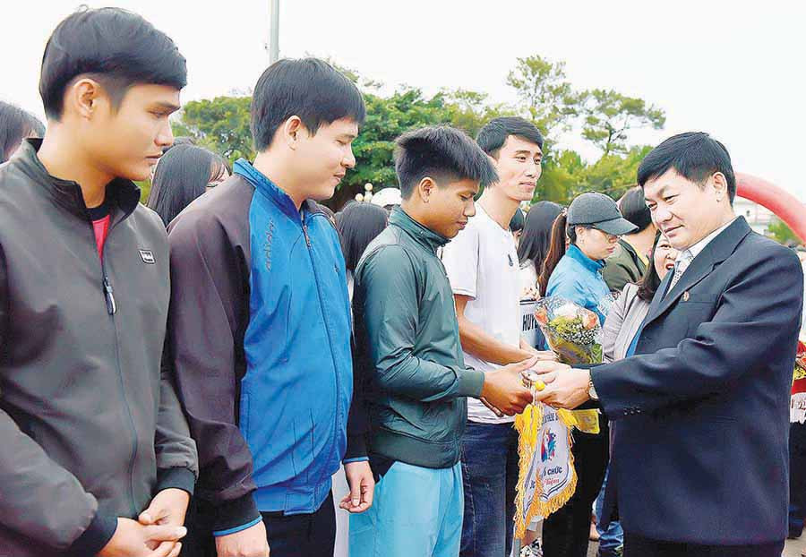  Ông Huỳnh Kiên-Tổng Biên tập Báo Gia Lai tặng cờ và hoa cho các đơn vị tham dự giải Việt dã Báo Gia Lai năm 2018. Ảnh: Đ.T