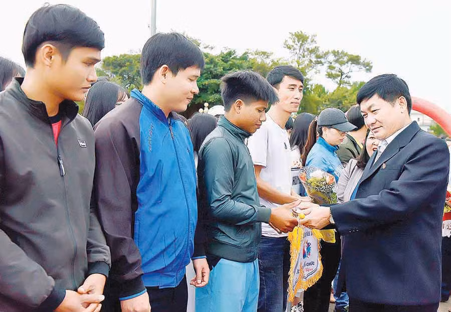  Ông Huỳnh Kiên-Tổng Biên tập Báo Gia Lai tặng cờ và hoa cho các đơn vị tham dự giải Việt dã Báo Gia Lai năm 2018. Ảnh: Đ.T
