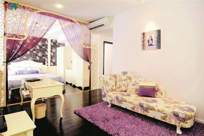 Phòng ngủ chính được phân chia thành hai không gian: Một bên là giường ngủ và một bên là nơi thư giãn, làm việc. Hai không gian này được ngăn cách bằng vách gỗ chạm hoa và bức rèm mỏng. Màu tím cũng là màu chủ đạo ở nơi đây. Phòng ngủ chính được phân chia thành hai không gian: Một bên là giường ngủ và một bên là nơi thư giãn, làm việc. Hai không gian này được ngăn cách bằng vách gỗ chạm hoa và bức rèm mỏng. Màu tím cũng là màu chủ đạo ở nơi đây.