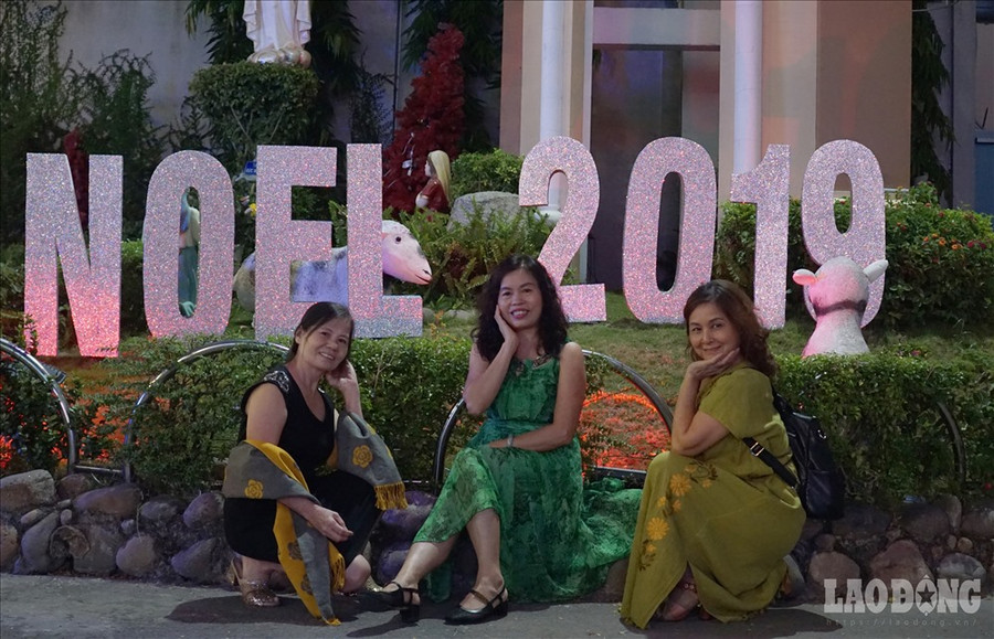 Không chỉ thu hút các bạn trẻ, không gian của xóm đạo cũng thu hút người lớn tuổi. 