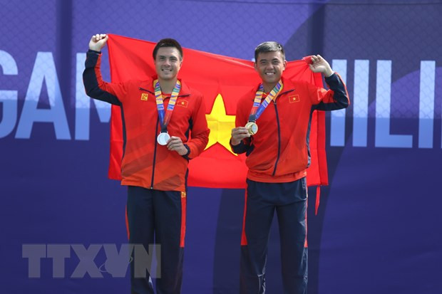 Lý Hoàng Nam (phải) có tấm HCV lịch sử cho quần vợt Việt Nam. (Ảnh: Hoàng Linh/TTXVN)  Lý Hoàng Nam (phải) có tấm HCV lịch sử cho quần vợt Việt Nam. (Ảnh: Hoàng Linh/TTXVN)