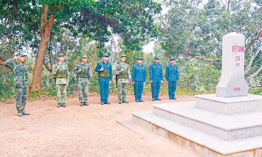 Cán bộ, chiến sĩ Đồn Biên phòng Ia O (huyện Ia Grai) kiểm tra cột mốc. Ảnh: A.H