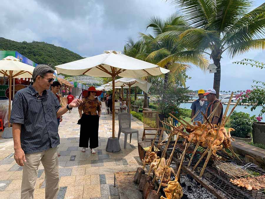  Du khách thích thú trước cách nướng gà sa lửa đặc trưng của Jrai Food (Ảnh do nhân vật cung cấp).