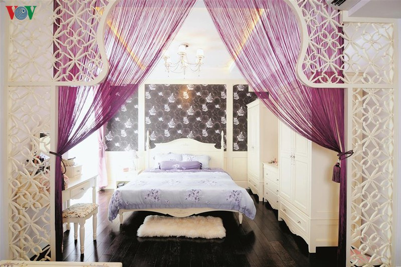 Giường ngủ, bàn trang điểm, tủ áo màu trắng cổ điển nhã nhặn. Mảng trang trí đầu giường cũng dùng họa tiết hoa lá làm cho căn phòng ngủ thêm sinh động. Giường ngủ, bàn trang điểm, tủ áo màu trắng cổ điển nhã nhặn. Mảng trang trí đầu giường cũng dùng họa tiết hoa lá làm cho căn phòng ngủ thêm sinh động.