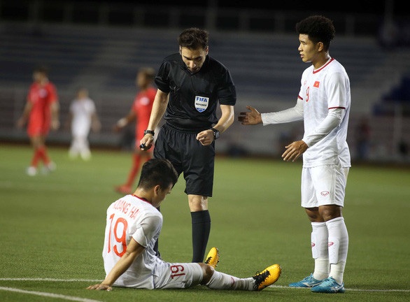 Quang Hải bị chấn thương trong trận thắng U22 Singapore 1-0 - Ảnh: N.K Quang Hải bị chấn thương trong trận thắng U22 Singapore 1-0 - Ảnh: N.K