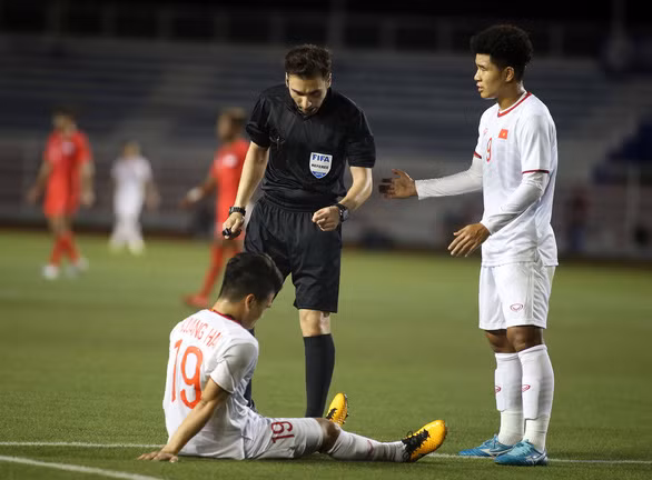 Quang Hải bị chấn thương trong trận thắng U22 Singapore 1-0 - Ảnh: N.K