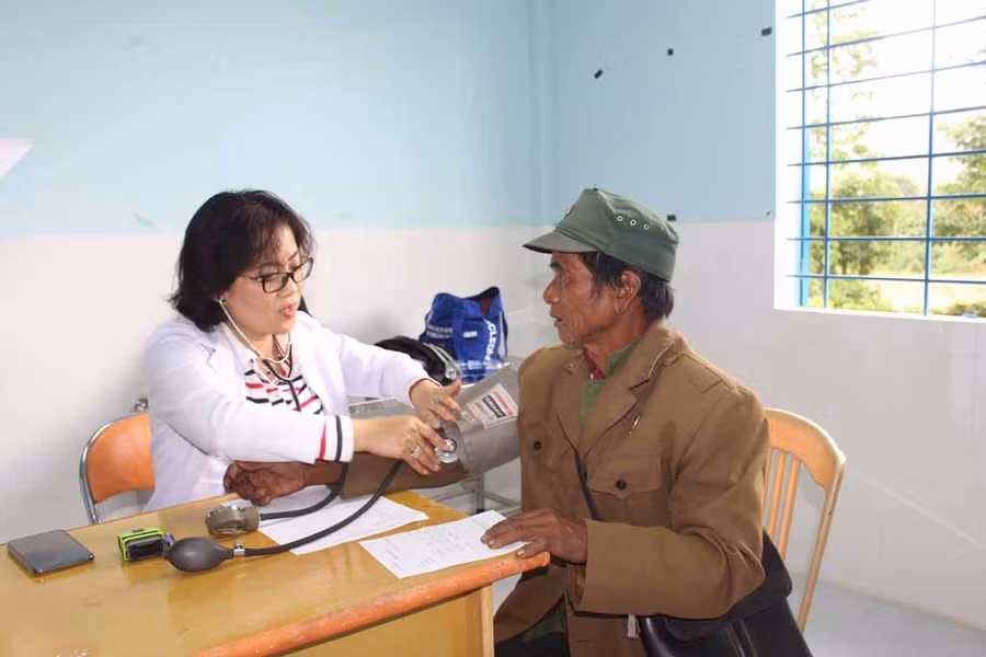 Bác sĩ khám bệnh cho người dân. Ảnh: Phan Lài