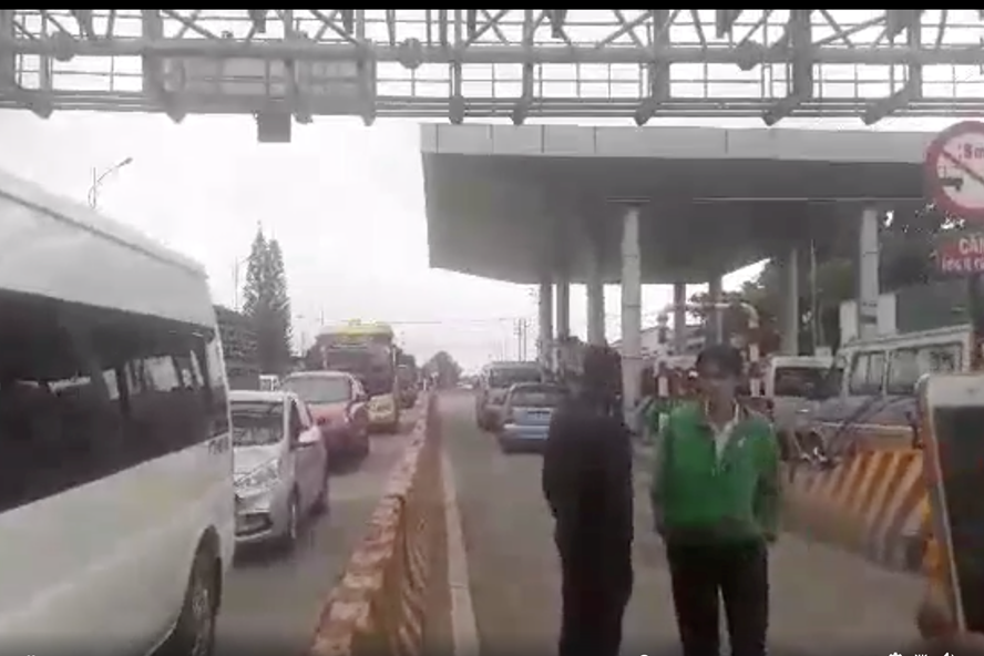 Người dân dừng xe tại BOT Quốc lộ 26 đoạn qua tỉnh Đắk Lắk vì chưa rõ các đối tượng được miễn giảm. Ảnh: HL