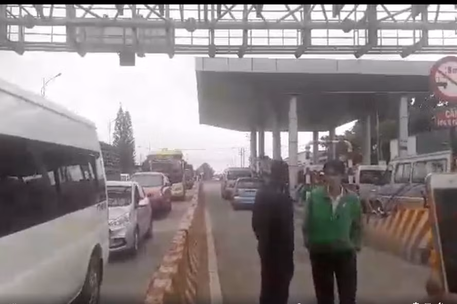 Người dân dừng xe tại BOT Quốc lộ 26 đoạn qua tỉnh Đắk Lắk vì chưa rõ các đối tượng được miễn giảm. Ảnh: HL