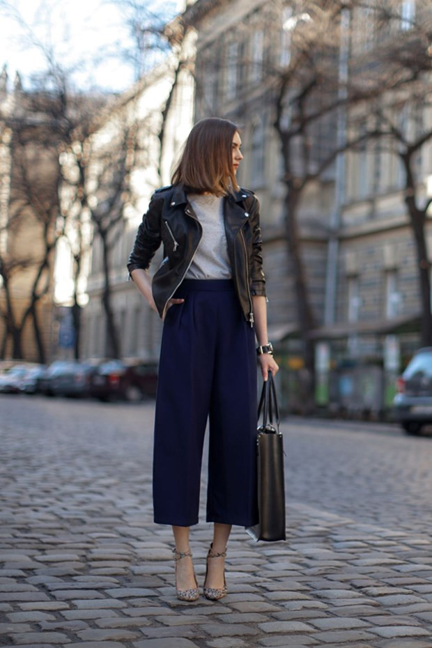 Trang phục business-casual cho các cô nàng hiện đại có thể kể đến sự kết hợp đầy ngẫu hứng và tinh tế giữa áo khoác da, quần cullotes, áo breton top và một đôi giày cao gót mũi nhọn sang trọng. Trang phục business-casual cho các cô nàng hiện đại có thể kể đến sự kết hợp đầy ngẫu hứng và tinh tế giữa áo khoác da, quần cullotes, áo breton top và một đôi giày cao gót mũi nhọn sang trọng.