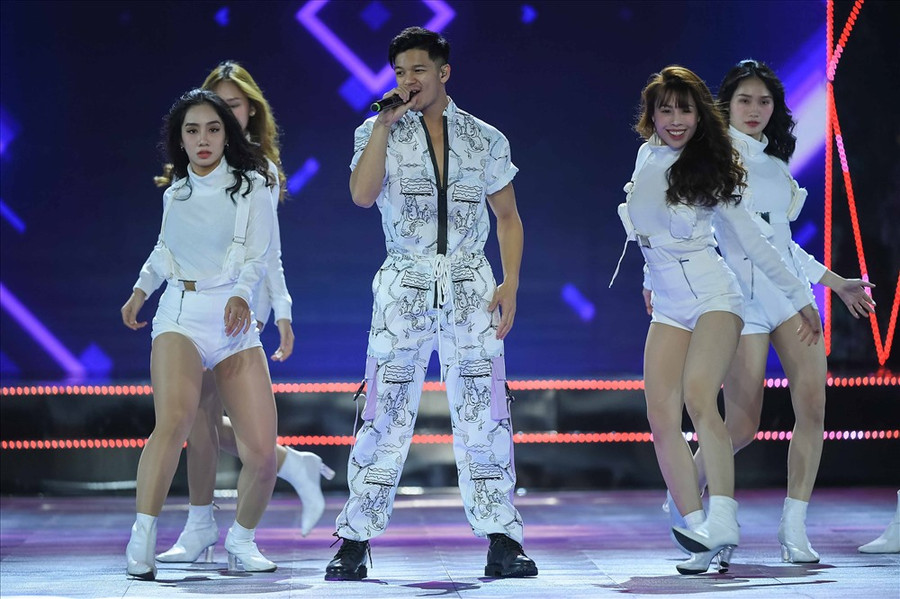 15 người đẹp tiếp tục bước vào phần thi trình diễn bikini trên nền nhạc ca khúc “Anh đổ em rồi đấy” được thể hiện bởi giọng hát của ca sĩ Trọng Hiếu. Ảnh: MUVN.