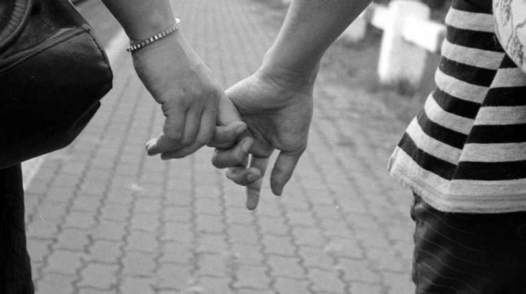 Văn hóa Việt Nam luôn coi trọng sự kín đáo, tế nhị, đặc biệt là trong tình cảm (ảnh internet)