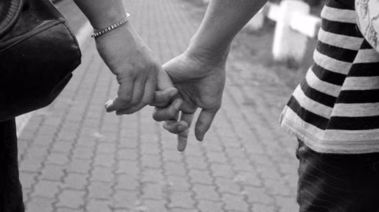 Văn hóa Việt Nam luôn coi trọng sự kín đáo, tế nhị, đặc biệt là trong tình cảm (ảnh internet)