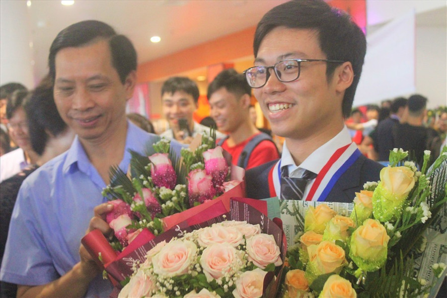 Trần Bá Tân - thí sinh đầu tiên của Việt Nam đạt điểm tuyệt đối tại phần thi thực hành Hóa học. Trần Bá Tân - thí sinh đầu tiên của Việt Nam đạt điểm tuyệt đối tại phần thi thực hành Hóa học.