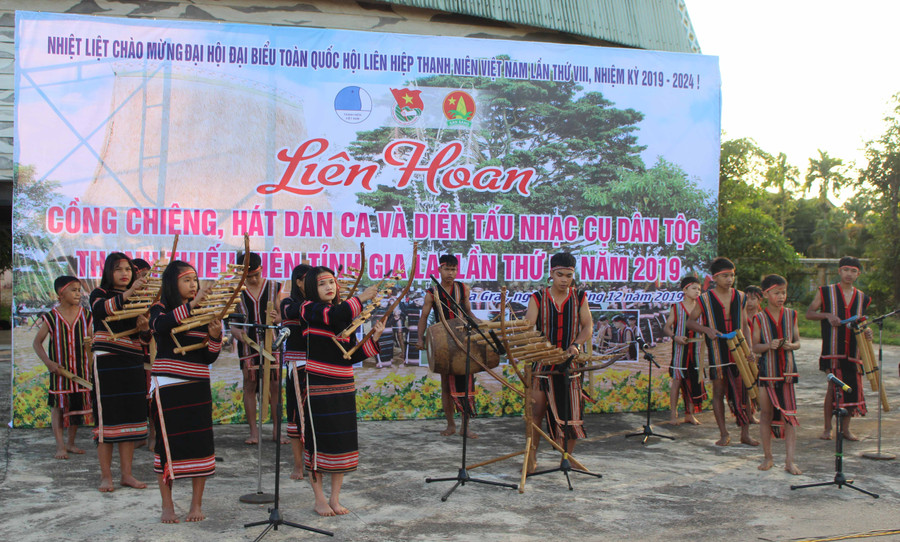 Tiết mục hòa tấu nhạc cụ dân tộc của đơn vị TP.Pleiku. Ảnh: Phan Lài