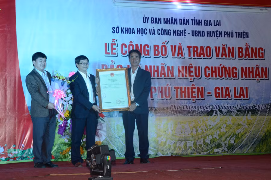 Đại diện Cục Sở hữu trí tuệ (Bộ Khoa học và Công nghệ) trao bằng công nhận “Nhãn hiệu chứng nhận gạo Phú Thiện-Gia Lai” cho lãnh đạo UBND huyện Phú Thiện. Ảnh: P.S