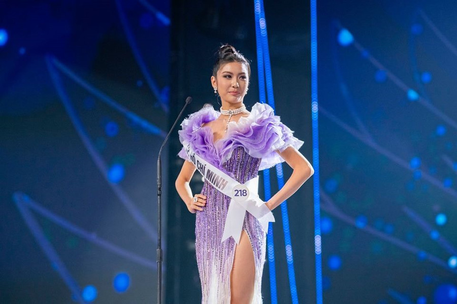 Với câu hỏi chung các thí sinh được đeo tai nghe để đảm bảo không nghe được nội dung trả lời của thí sinh còn lại. “Hãy thuyết phục chúng tôi rằng bạn xứng đáng đăng quang Hoa hậu Hoàn vũ Việt Nam 2019” là câu hỏi từ ban giám khảo dành cho top 3. Ảnh: MUVN.