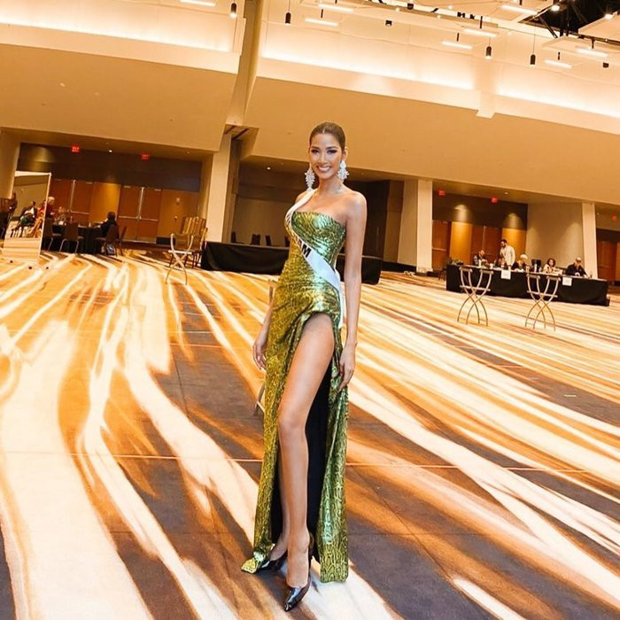  Chiếc đầm có đường cắt hiểm hóc dễ khiến người mặc rơi vào tình trạng “nguy hiểm”, nhưng với bản lĩnh của một top model, Hoàng Thùy dễ dàng chinh phục nó.