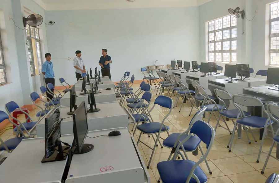  Trường THPT Trần Cao Vân vận động phụ huynh đóng góp để mua thêm máy tính và bàn ghế. Ảnh: N.Tt