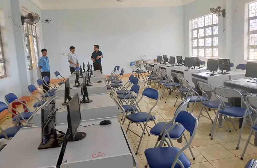  Trường THPT Trần Cao Vân vận động phụ huynh đóng góp để mua thêm máy tính và bàn ghế. Ảnh: N.Tt