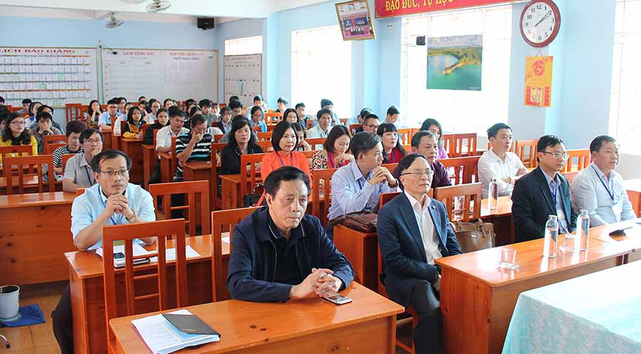  Các đại biểu và thí sinh tham dự lễ khai mạc kỳ thi. Ảnh: Hồng Thi