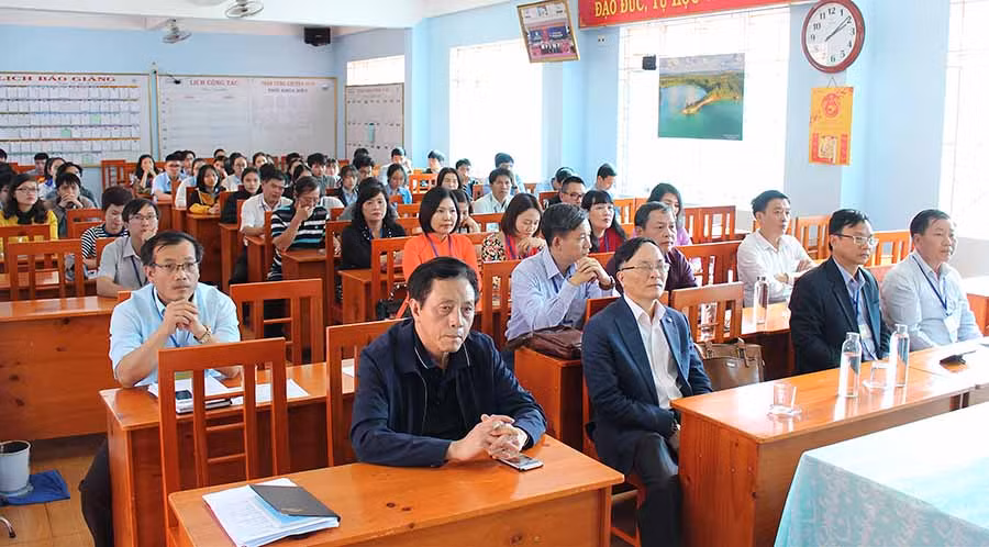  Các đại biểu và thí sinh tham dự lễ khai mạc kỳ thi. Ảnh: Hồng Thi