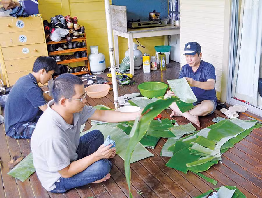  Du học sinh Việt Nam tại Australia gói bánh chưng, bánh tét để đón Tết. Ảnh: internet