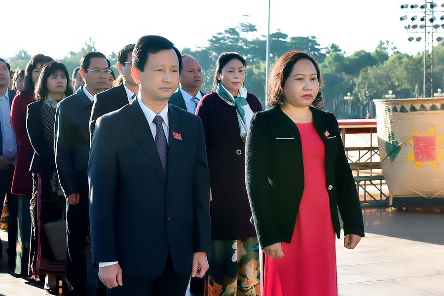 Các đại biểu dâng hoa, dâng hương Bác Hồ tại Quảng trường Đại Đoàn Kết (TP. Pleiku). Ảnh: Đức Thụy các đại biểu dâng hoa, dâng hương Bác Hồ tại Quảng trường Đại Đoàn Kết (TP. Pleiku).