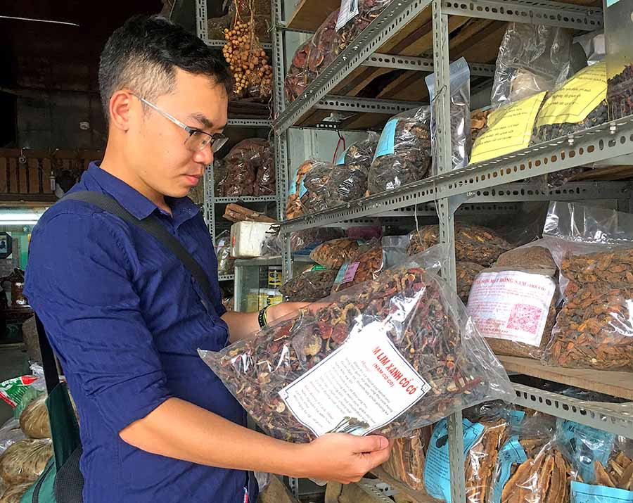 Khách hàng tìm mua dược liệu tại cơ sở kinh doanh các loại dược liệu rừng. Ảnh: H.L Khách hàng tìm mua dược liệu tại cơ sở kinh doanh các loại dược liệu rừng. Ảnh: H.l