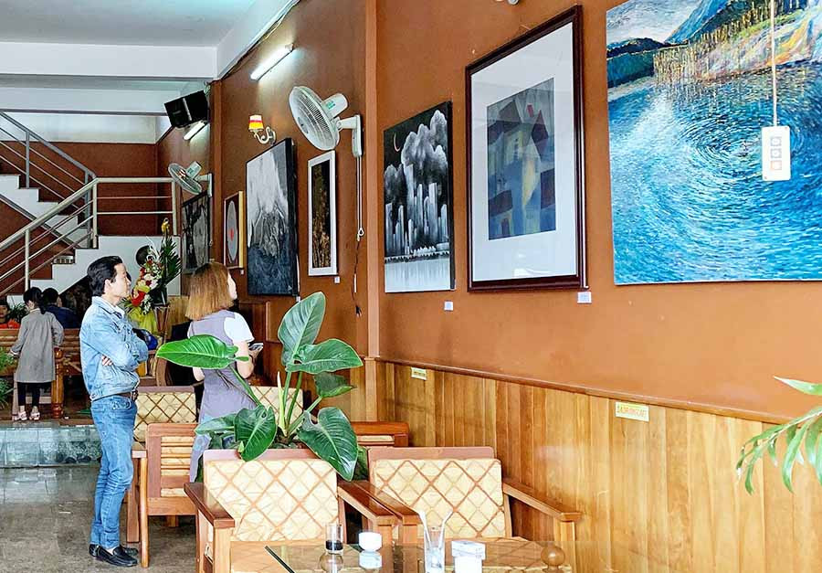  Những họa phẩm của các họa sĩ được trưng bày tại quán cà phê Ia Drang. Ảnh: H.N