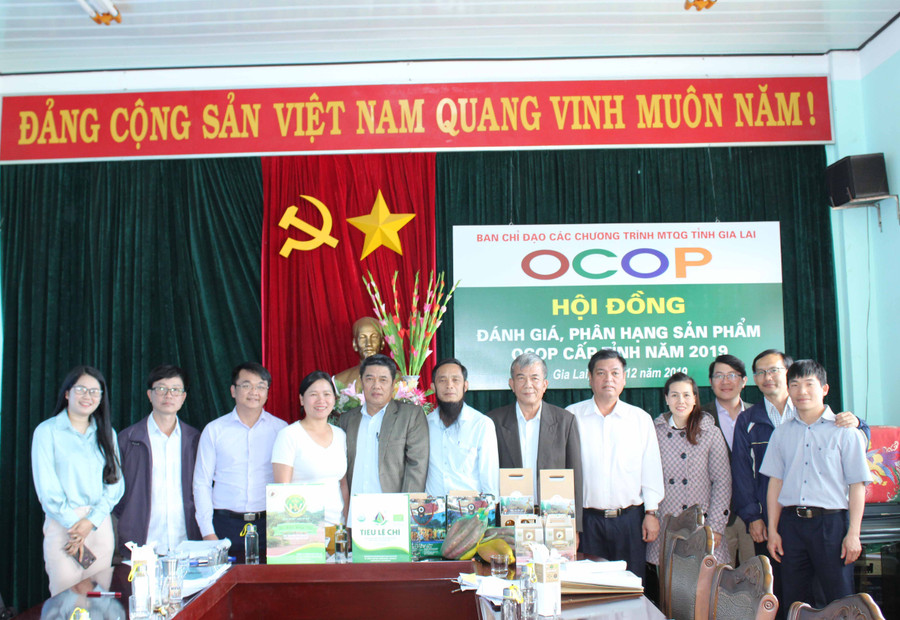 Hội đồng đánh giá phân hạng sản phẩm OCOP cấp tỉnh. Ảnh: Nguyễn Diệp  Hội đồng đánh giá phân hạng sản phẩm OCOP cấp tỉnh. Ảnh: Nguyễn Diệp
