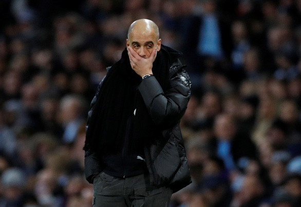Vẻ mặt thất vọng của HLV Guardiola sau khi M.C thua trận - Ảnh: REUTERS