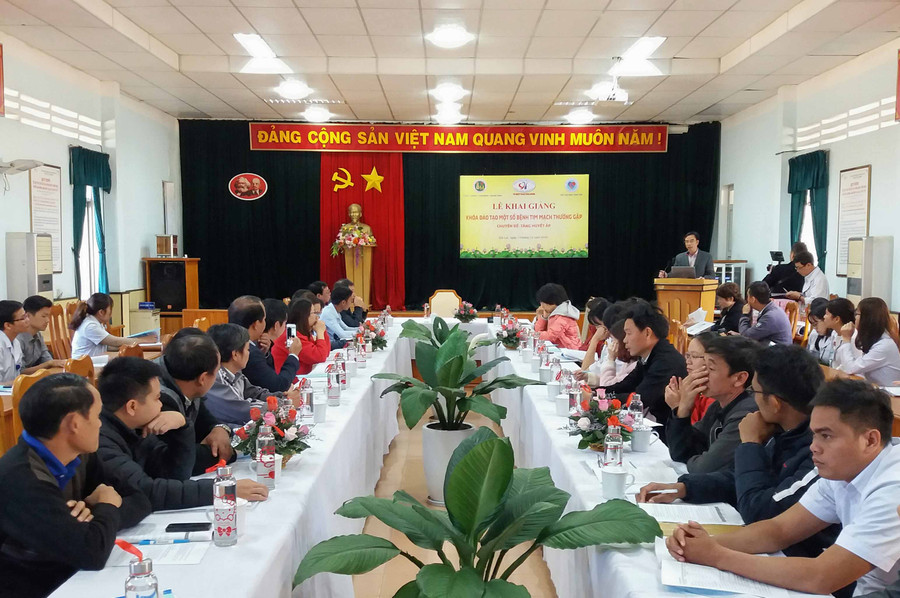 Gần 100 bác sĩ tham gia khóa đào tạo. Ảnh: Như Nguyện