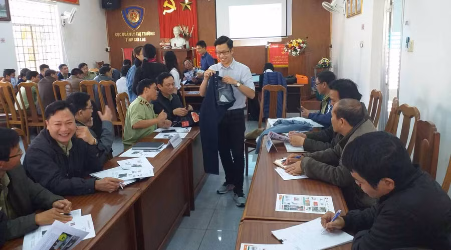 Các chuyên viên giới thiệu về nhãn hàng Levis. Ảnh: Anh Huy