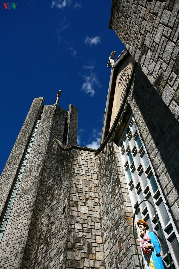 Năm 1960, sau khi Giáo phận Huế được nâng lên hàng Tổng giáo phận; nhà thờ cũ bị triệt giải và một ngôi nhà thờ mới lớn hơn được xây dựng theo đồ án thiết kế của kiến trúc sư Ngô Viết Thụ. Đó chính là công trình Nhà thờ Phủ Cam hiện tại.