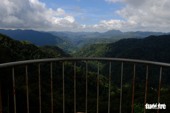 Khung cảnh núi rừng bất tận - Ảnh: TẤN LỰC